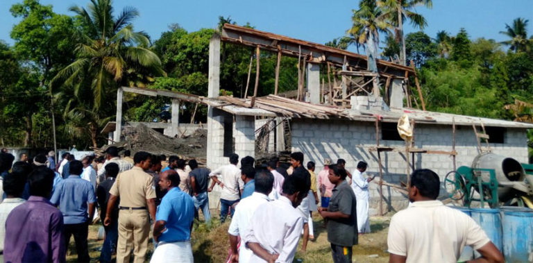 പുറ്റിങ്ങൽ ക്ഷേത്രത്തിലെ പുതിയ സ്റ്റേജ് തകർന്നു, നിരവധി പേർക്ക് പരിക്ക് kollam-puttingal