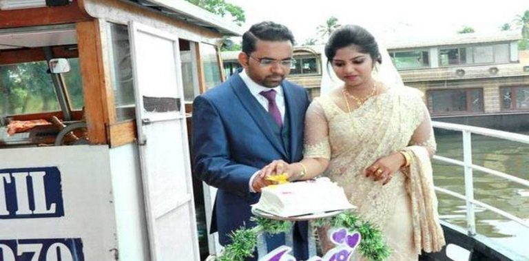 വിവാഹ പാർട്ടി ജങ്കാറിൽ ; ആലപ്പുഴയിൽ നിന്നൊരു വേറിട്ട കല്യാണ വാർത്ത 35114041_10214484372997165_4632177419065753600_n