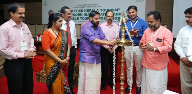 പരിധിയില്ലാതെ..പരിമിതിയില്ലാതെ കേരളം കാണാം; ബാരിയർ ഫ്രീ പദ്ധതിക്ക് തുടക്കം WhatsApp Image 2018-06-27 at 4.07.14 PM