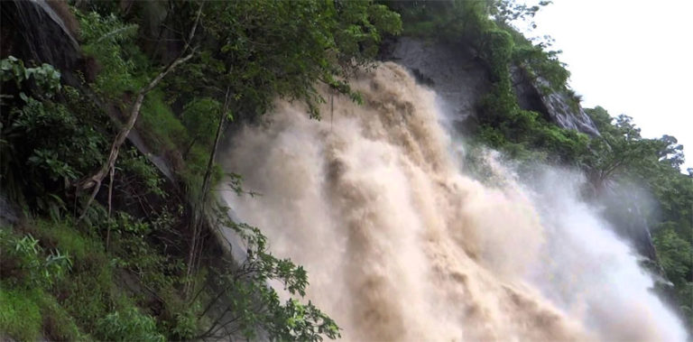 മഴക്കാഴ്ച്ചകളൊരുക്കി ഞണ്ടിറുക്കി വെള്ളച്ചാട്ടം falls