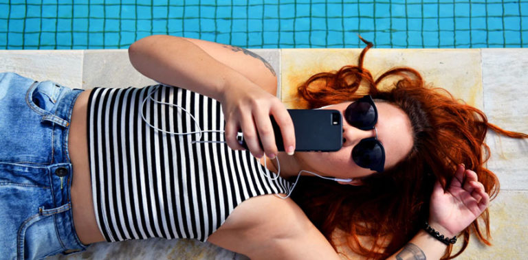 Ministry of Tourism launches Audio Guide facility App "Audio Odigos" woman-mobile