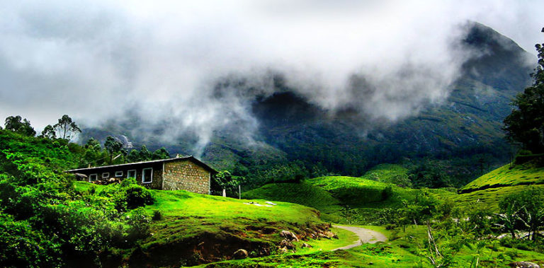 വേനല് അവധിക്ക് പോകാം ഈ ഇടങ്ങളിലേക്ക് munnar_mansoon_fog
