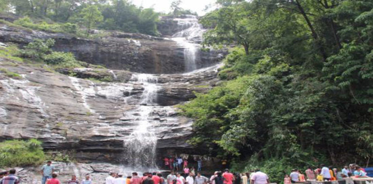 സഞ്ചാരികളുടെ കണ്ണിന് കുളിരായി ചീയപ്പാറ വെള്ളച്ചാട്ടം waterfall