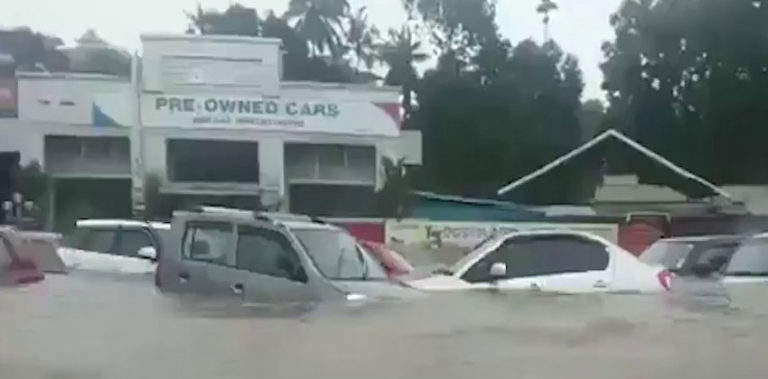 മഴയില് വെള്ളം കുടിച്ച വണ്ടികളെ ഓടിക്കാം; വാഗ്ദാനവുമായി കാര് കമ്പനികള് മുതല് വര്ക്ക്ഷോപ്പ് ഉടമകള് വരെ; സേവനം സൗജന്യം car