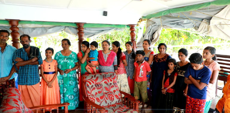 നടുക്കായലില് സുരക്ഷിതം ഈ ദുരിതാശ്വാസ ക്യാമ്പുകള്; കുട്ടനാടിന്റെ അതിജീവന ശ്രമങ്ങള് house-boat