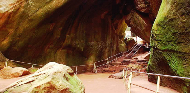 എടയ്ക്കല് ഗുഹ തുറന്നു; ഒന്നാം ഗുഹയില് സുരക്ഷാ പരിശോധനയ്ക്ക് ശേഷം പ്രവേശനം idakkal-ftrd