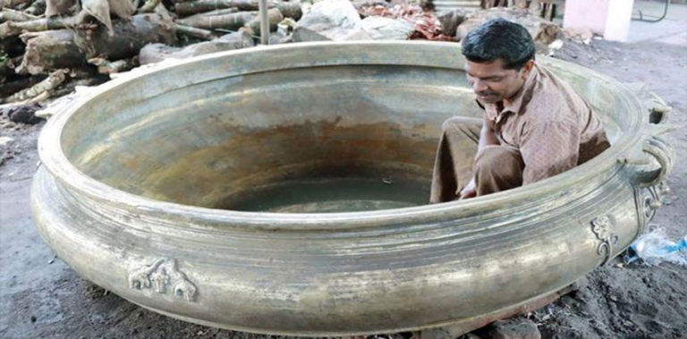 വെങ്കല പെരുമ ഉയര്ത്തി മാന്നാറിലെ തൊഴിലാളികള് നിര്മ്മിച്ചത് 1300 കിലോ തൂക്കമുള്ള വാര്പ്പ് mannar-ftrd