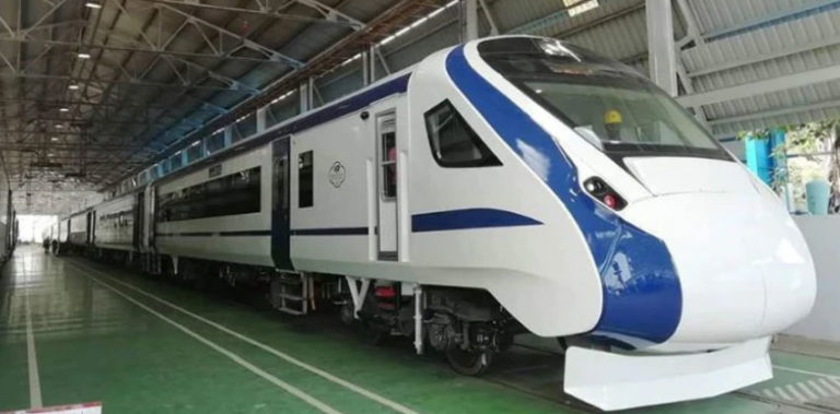 തകരാറുകള് പരിഹരിച്ചു; വന്ദേ ഭാരത് എകസ്പ്രസ് വീണ്ടും ഓടിത്തുടങ്ങി train_18_vande_bharath_express